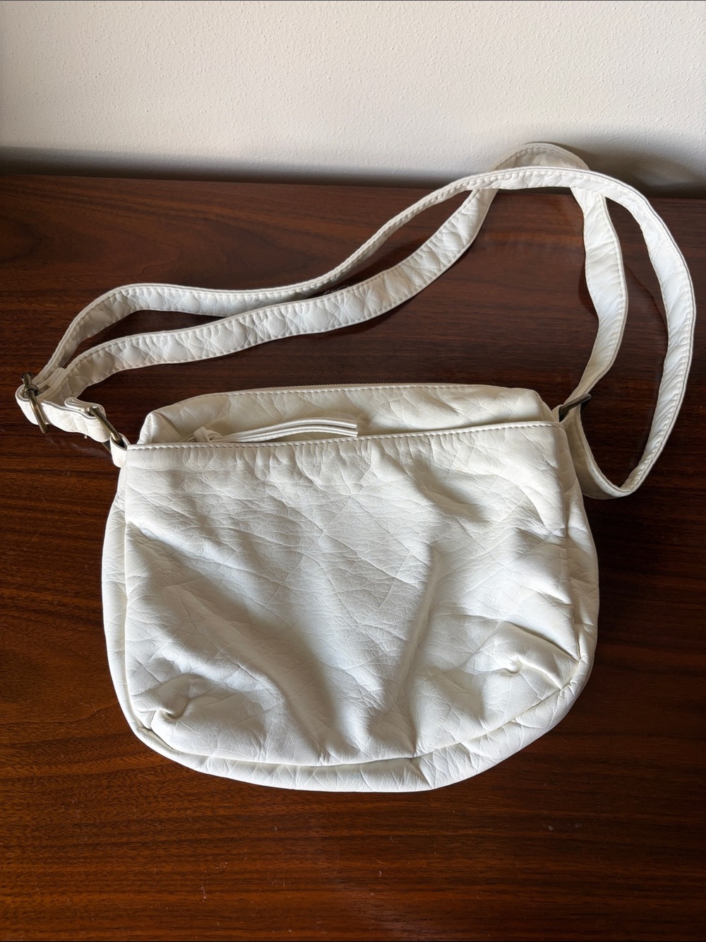 Bueno White Crossbody Bag with Adjustable Strap